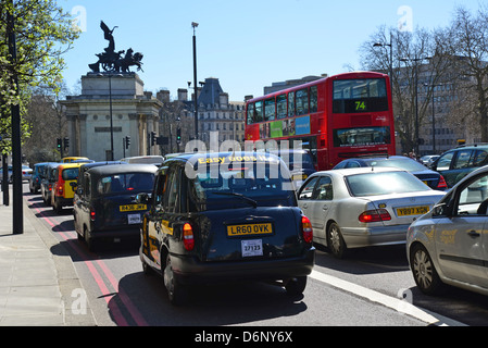 Trafic sur Piccadilly à Hyde Park Corner, West End, City of Westminster, London, Greater London, Angleterre, Royaume-Uni Banque D'Images