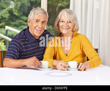 Happy senior couple drinking coffee dans une maison de retraite Banque D'Images
