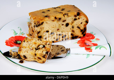 Sultana biscuit sur une plaque avec un couteau à gâteau. Banque D'Images