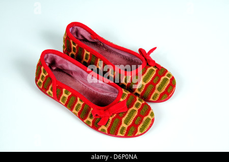 Womens chaussons rouge et vert sur un fond blanc. Banque D'Images