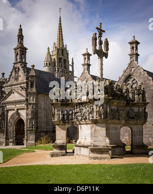 Eglise et calvaire, Guimiliau (29400), Bretagne, France. Banque D'Images