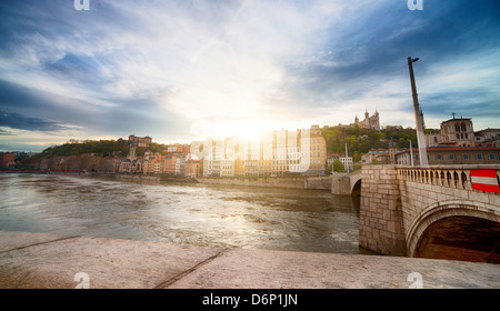 La ville de Lyon en France le long de la Saône et de la célèbre cathédrale de Fourvière Banque D'Images