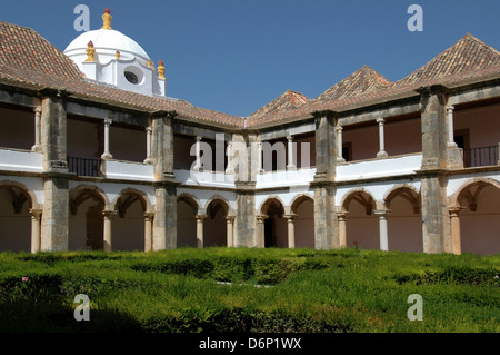 Cour de l'ancien couvent du XVIe siècle qui abrite aujourd'hui le Musée municipal de Faro ou Museu Municipal de Faro autrefois connu sous le nom de Musée archéologique de Faro qui expose des artefacts découverts dans la ville et ses environs situés dans la région de l'Algarve au sud du Portugal Banque D'Images