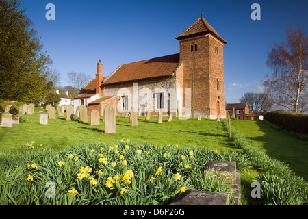 L'église paroissiale de saint André dans le village de Bonby sur un soir de printemps. Le nord du Lincolnshire, Angleterre. Avril. Banque D'Images