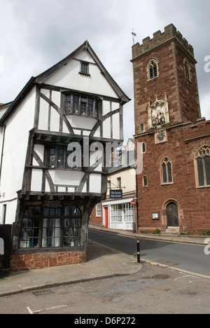 L'Exeter House que propose l'église paroissiale de St Saint Mary étapes. Devon UK. Rue de l'Ouest, de l'emplacement de l'entrée ouest. HOMER SYKES Banque D'Images