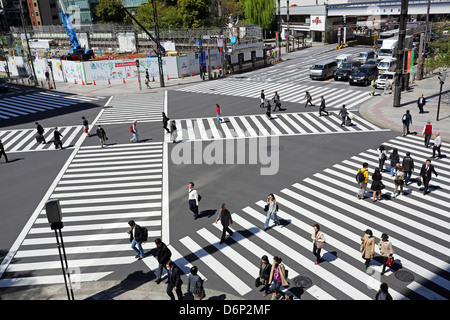 Scène de rue japonais montrant des foules de gens qui traversent la rue sur un passage pour piétons à Ginza, Tokyo, Japon Banque D'Images