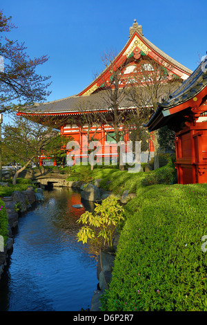 L'architecture orientale et les jardins du temple Sensoji Temple Asakusa Kannon, Tokyo, Japon Banque D'Images