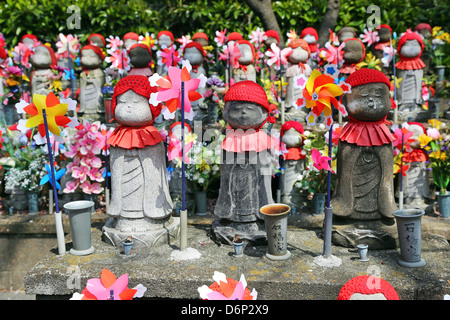 Statues Jizo bouddhiste à l'Zozoji Temple, Tokyo, Japan Banque D'Images