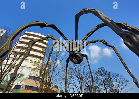 La statue d'une araignée géante appelée Maman à Roppongi Hills, Tokyo, Japon Banque D'Images