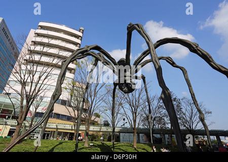 La statue d'une araignée géante appelée Maman à Roppongi Hills, Tokyo, Japon Banque D'Images