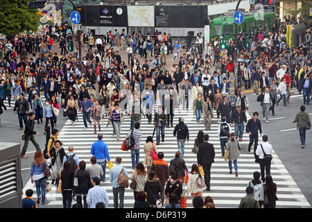 Scène de rue japonais montrant des foules de gens qui traversent la rue sur un passage pour piétons à Shibuya, Tokyo, Japon Banque D'Images