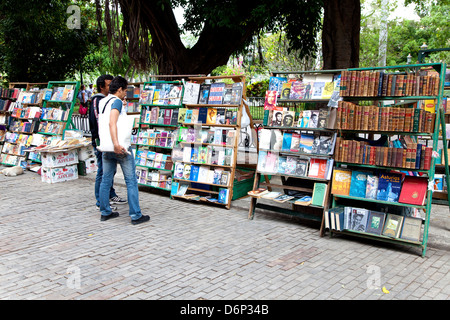 La ville cubaine de La Havane, La Havane, Cuba, Amérique du Sud, Amérique du Nord. De marché utilisés et rare vintage books à la Plaza de Armas Banque D'Images