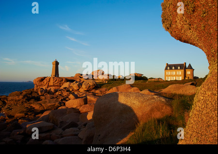 La pointe de Squewel et signifier Ruz Lighthouse, Men Ruz, maison du littoral, Ploumanach, Cotes d'Armor, Bretagne, France Banque D'Images
