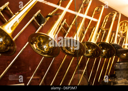 Instruments de musique en vente. Trombones. Les cuivres. Boutique d'Amsterdam Banque D'Images