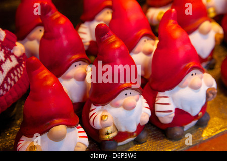 Santa Clauses dans Marché de Noël, Dortmund, Rhénanie du Nord-Westphalie, Allemagne, Europe Banque D'Images