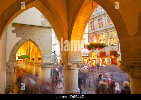 Vue à l'arches sur place Prinzipalmarkt, Munster, Nordrhein-Westfalen, Germany, Europe Banque D'Images