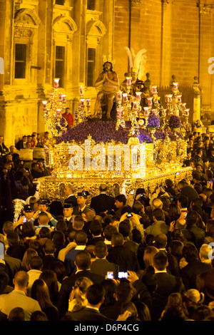 Semana Santa (Semaine Sainte) flotteur (PASOS) avec l'image du Christ à l'extérieur de la cathédrale, Séville, Andalousie, Espagne, Europe Banque D'Images