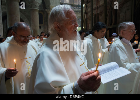 Messe pontificale catholique et procession du Saint Sacrement dans le Saint Sépulcre. Vieille ville de Jérusalem. Israël Banque D'Images