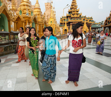 Les familles birmans prendre une promenade en soirée à la pagode Shwedagon à Yangon Myanmar (Birmanie) Banque D'Images