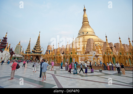 Les familles birmans et touristes font une promenade en soirée à la pagode Shwedagon à Yangon Myanmar Banque D'Images