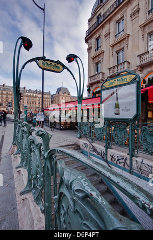 L'art nouveau à l'entrée métro Saint Michel, Paris, France, Europe Banque D'Images