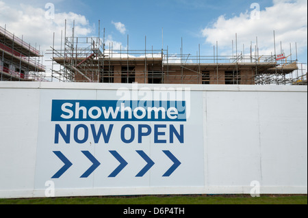 Showhome signe ouvert au développement de nouveaux logements à un Kneighton Trumpington Cambridge UK Banque D'Images