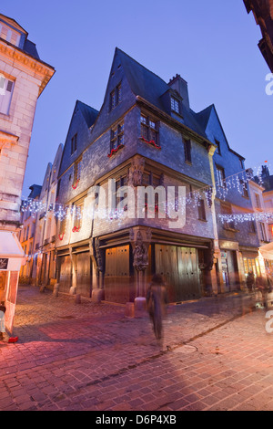 Une vieille maison à Vieux Tours avec des lumières de Noël, Tours, Indre-et-Loire, France, Europe Banque D'Images