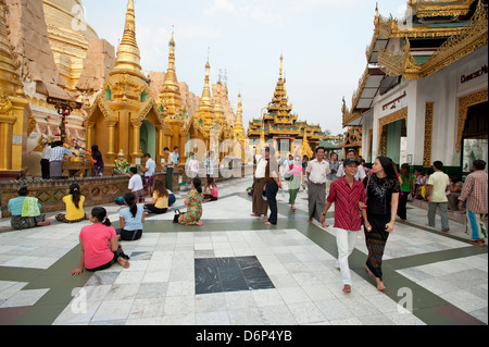 Les familles birmanes prendre une promenade en soirée à la pagode Shwedagon à Yangon Myanmar (Birmanie) Banque D'Images