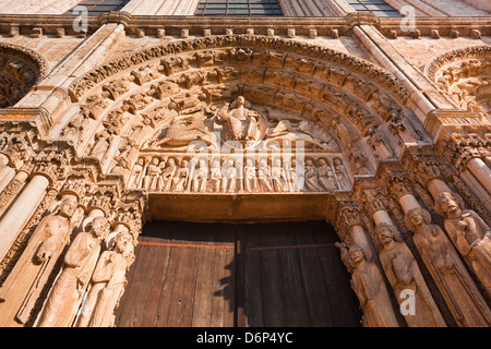 Le tympan de la façade ouest de la cathédrale de Chartres, l'UNESCO World Heritage Site, Chartres, Eure-et-Loir, Centre, France, Europe Banque D'Images