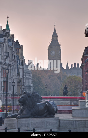 Trafalgar Square et Big Ben à l'aube, Londres, Angleterre, Royaume-Uni, Europe Banque D'Images