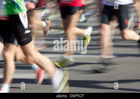Les jambes de marathoniens brouillé par leur mouvement rapide. Banque D'Images