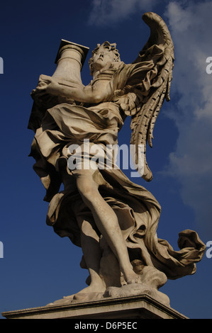 L'Italie. Rome. Saint Angelo Bridge. Statue de l'Ange à la colonne (trône), par Antonio Raggi (1624-1686). Banque D'Images