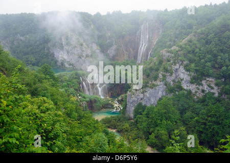 Aperçu de la grande cascade (Veliki Slap) et cascades Sastavci, le parc national des Lacs de Plitvice, Site de l'UNESCO, la Croatie Banque D'Images