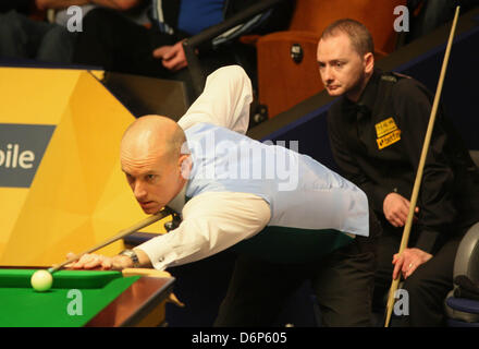 Sheffield, Angleterre. 22 avril, 2013. Graeme Dott en action contre Peter Ebdon pendant le 1er tour de la World Snooker Championships du théâtre Crucible. Banque D'Images