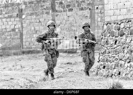 Les Marines américains armés de fusil M16A1 la zone autour de patrouilles lors de l'Invasion de Grenville la Grenade, de code opération Urgent Fury Le 25 octobre 1983 à Grenville, la Grenade. L'invasion a commencé le 25 octobre 1983 et a été la première grande intervention militaire des États-Unis depuis la fin de la guerre du Vietnam. Banque D'Images