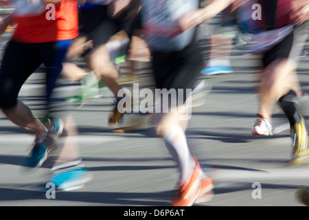Les jambes de marathoniens brouillé par leur mouvement rapide. Banque D'Images