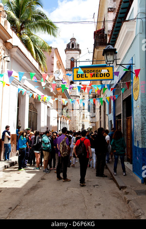 Ville de La Havane, La Havane, Cuba, Amérique du Sud, Amérique du Nord. Les gens et les touristes en dehors de la Bodeguita del Medio, célèbre bar Banque D'Images