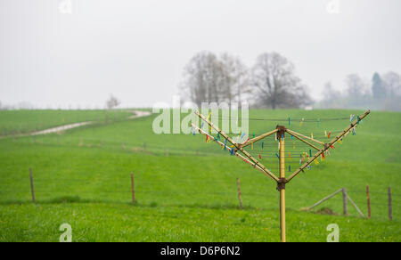 Sèche-linge vide se trouve en face d'une verte prairie sur le lac près de Riegsee Seehausen am Staffelsee en Allemagne, le 21 avril 2013. PHOTO : MARC MUELLER Banque D'Images