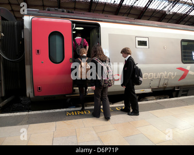 Écoliers en uniforme qui embarquent dans un train pour se rendre à la maison de l'école de la gare Temple Meads de Bristol England UK KATHY DEWITT Banque D'Images