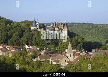 France, Bourgogne, près de Beaune, Le Château de La Rochepot 'Château de règlement pacifique, harmonieux, Frankreich, Burgund, nahe Beaune, Château Banque D'Images