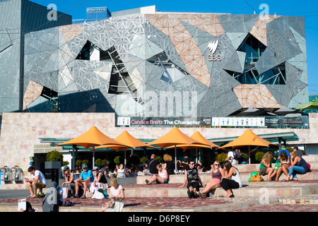 Avis de bars et des personnes à la place de la Fédération dans le centre de Melbourne, Australie Banque D'Images