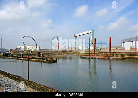 Développement au bord de l'ancien port aux côtés de grues en Middlesbrough Cleveland Teeside UK Banque D'Images