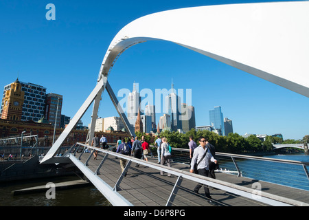 Passerelle piétons traversant Evan Walker à Southbank à travers la rivière Yarra, dans le centre de Melbourne, Australie Banque D'Images