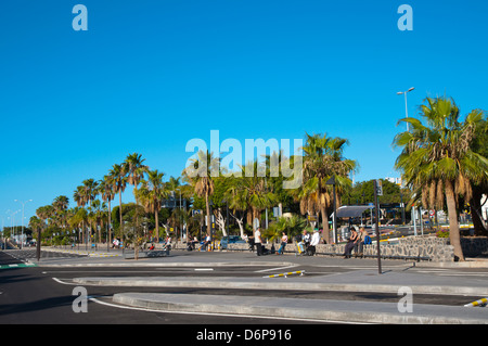 Les personnes en attente de bus sur plaforms à l'aéroport de Tenerife Sud - Reina Sofia Tenerife island les Îles Canaries Espagne Europe Banque D'Images