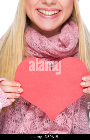 Gros plan sur carte postale en forme de cœur dans la main de la jeune fille dans des vêtements d'hiver Banque D'Images