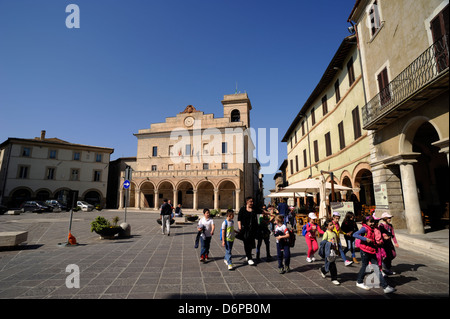 Italie, Ombrie, Montefalco, Piazza del Comune, townhall, voyage scolaire Banque D'Images