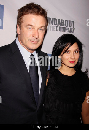 Alec Baldwin et Hilaria Thomas rond-point Theatre Company's 2012 Gala du printemps, tenue à l'Hammerstein Ballroom - Nouveaux arrivants Banque D'Images
