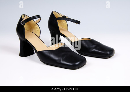 Paire de chaussures pour femmes en cuir noir sur un arrière-plan. Banque D'Images