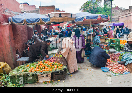 Peuple Marocain l'achat et la vente de fruits frais dans le marché aux fruits dans la vieille médina, Marrakech, Maroc, Afrique du Nord, Afrique Banque D'Images