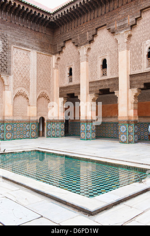 Medersa Ben Youssef cour centrale, l'ancienne école islamique, l'ancienne Médina, Marrakech, Maroc, Afrique du Nord, Afrique Banque D'Images